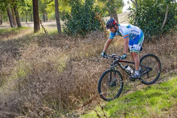 Rowerzysta na rower górski, wyścigi, podejmowaniu kariery w dziedzinie — Zdjęcie stockowe