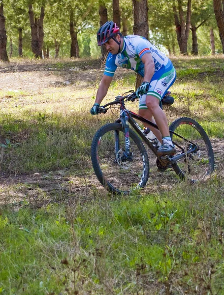 Ciclista en carreras de bicicleta de montaña haciendo una carrera en el campo — Foto de Stock