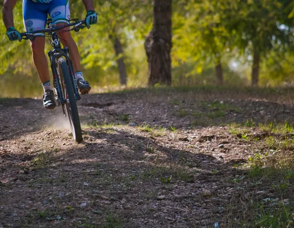 Ciclista en carreras de bicicleta de montaña haciendo una carrera en el campo —  Fotos de Stock