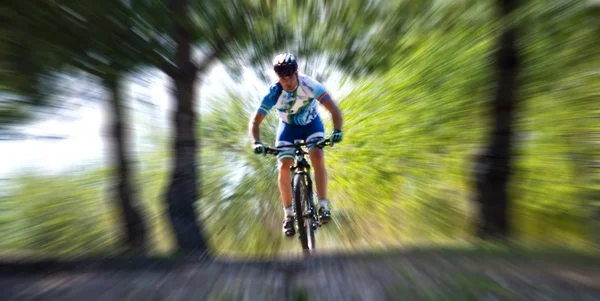 Ciclista en carreras de bicicleta de montaña haciendo una carrera en el campo — Foto de Stock