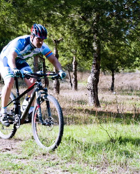 Ciclista en carreras de bicicleta de montaña haciendo una carrera en el campo — Foto de Stock