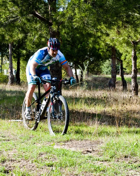 Ciclista en carreras de bicicleta de montaña haciendo una carrera en el campo — Foto de Stock