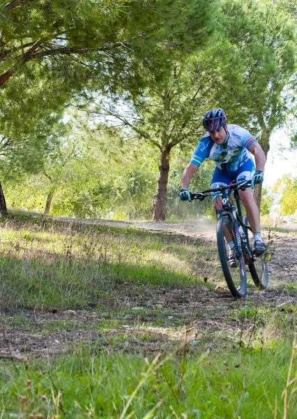 Ciclista en carreras de bicicleta de montaña haciendo una carrera en el campo —  Fotos de Stock