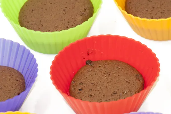 Çok renkli silikon sahipleri içinde çikolatalı kek — Stok fotoğraf