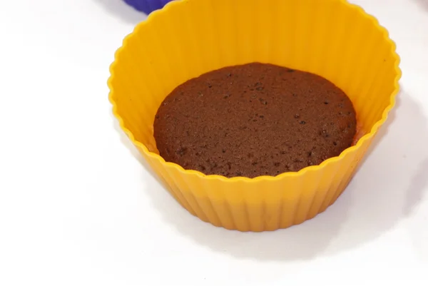 Шоколадные кексы в силиконовых держателях различных цветов — стоковое фото