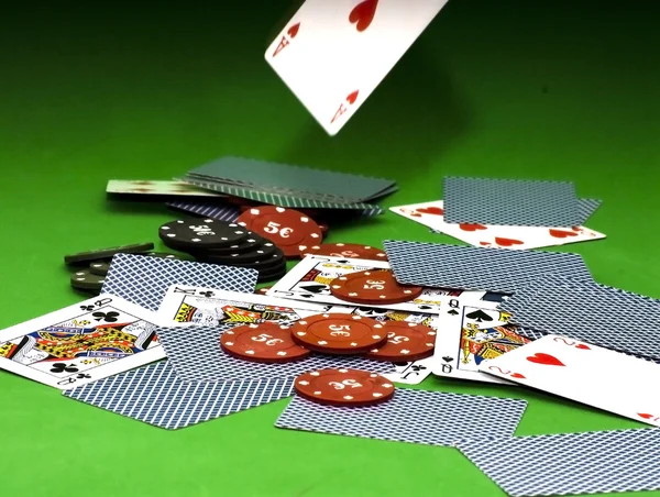 Kaarten en gokken chips — Stockfoto