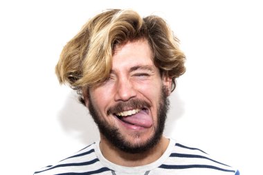 Yakışıklı adam saçını dilini çıkarmış sallayarak