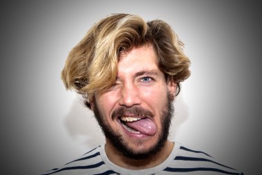 Yakışıklı adam saçını dilini çıkarmış sallayarak