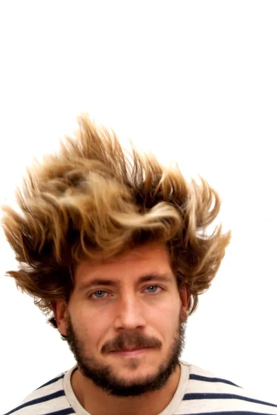 Όμορφος άντρας, κουνώντας τα μαλλιά — Φωτογραφία Αρχείου
