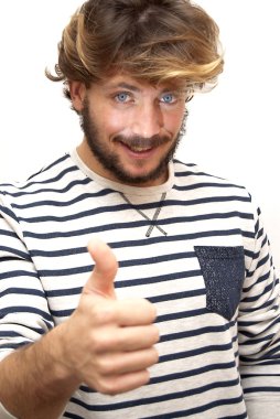 Başparmak yukarıya doğru olan yakışıklı adam 