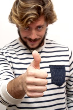 Başparmak yukarıya doğru olan yakışıklı adam 