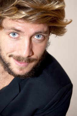 Sakal ve mavi gözlü yakışıklı adam