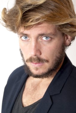 Sakal ve mavi gözlü yakışıklı adam