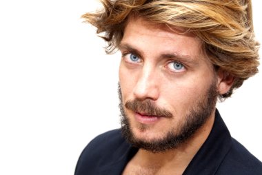 Sakal ve mavi gözlü yakışıklı adam