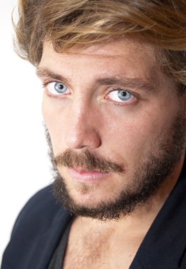 Sakal ve mavi gözlü yakışıklı adam