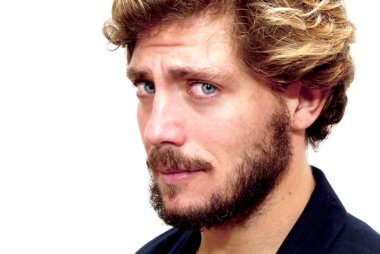 Sakal ve mavi gözlü yakışıklı adam