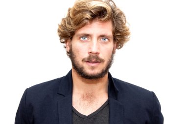 Sakal ve mavi gözlü yakışıklı adam