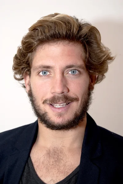 Sakal ve mavi gözlü yakışıklı adam