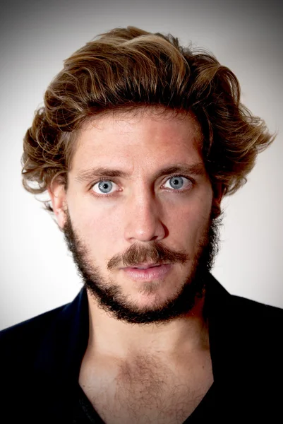 Sakal ve mavi gözlü yakışıklı adam