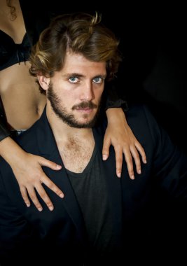 Bir kız elleri omzunda dinlenme olan yakışıklı adam