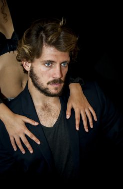 Bir kız elleri omzunda dinlenme olan yakışıklı adam