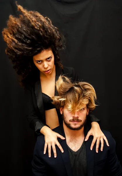 Hermoso retrato de una pareja amorosa sacudiendo tu cabello — Foto de Stock