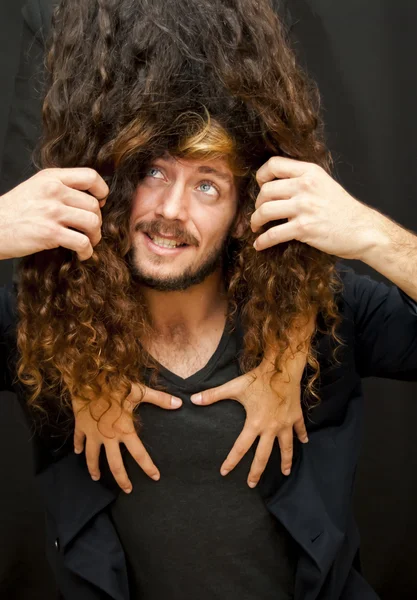 Stilig kille med hår från en tjej som täcker hennes ansikte och han tr — Stockfoto
