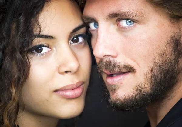 Belo retrato de um casal amoroso — Fotografia de Stock