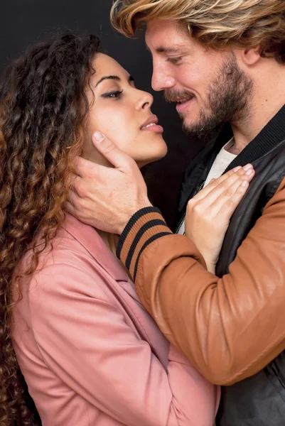 Hermoso retrato de una pareja amorosa — Foto de Stock