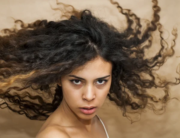 Mulher bonita tremendo seu cabelo — Fotografia de Stock