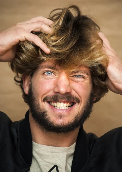 Bonito homem removendo seu cabelo — Fotografia de Stock