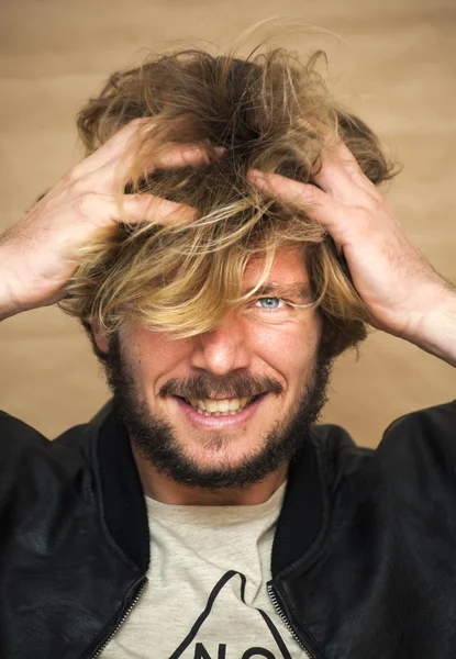 Bonito homem removendo seu cabelo — Fotografia de Stock