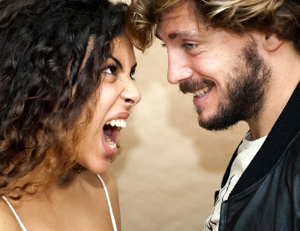 Retrato de um casal amoroso e ela está gritando com ele muito angr — Fotografia de Stock