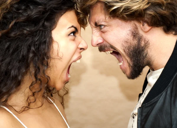 Porträt eines liebenden Paares und sie schreien wütend — Stockfoto