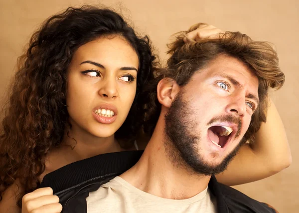 Retrato de una pareja amorosa y ella tirando de su pelo . — Foto de Stock