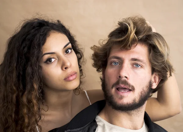 Retrato de una pareja amorosa y ella tirando de su pelo . — Foto de Stock