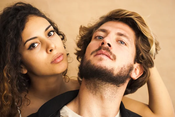 Retrato de una pareja amorosa y ella tirando de su pelo . — Foto de Stock