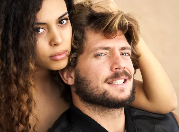 Retrato de una pareja amorosa y ella tirando de su pelo . — Foto de Stock