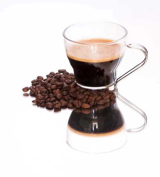 Coffee cup and coffee beans on a mirror — Stock Photo, Image