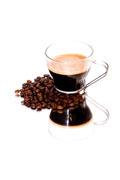 Coffee cup and coffee beans on a mirror — Stock Photo, Image