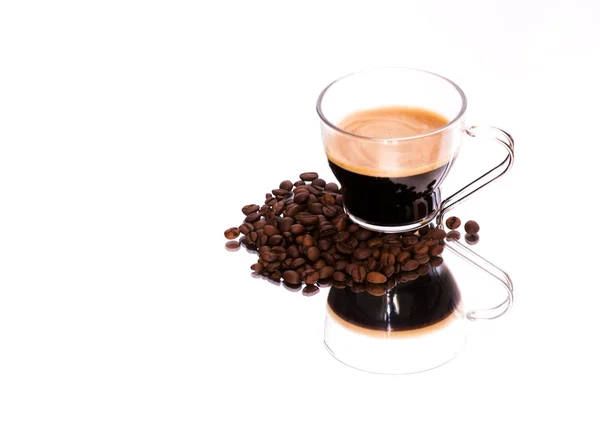 Koffiekopje en koffie bonen op een spiegel — Stockfoto