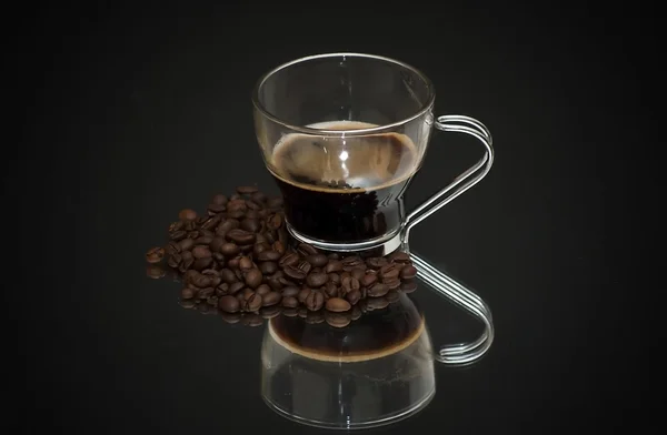 Caffè e chicchi di caffè su uno specchio — Foto Stock