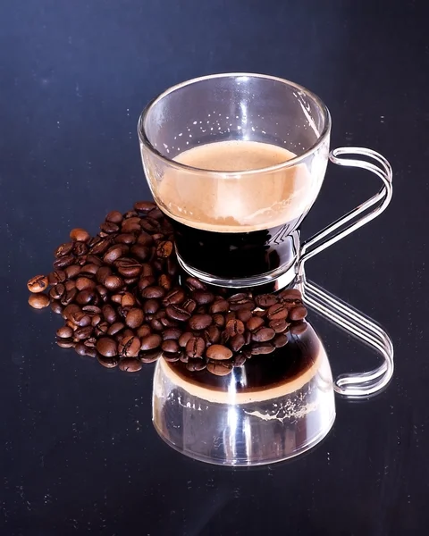 Coffee cup and coffee beans on a mirror — Stock Photo, Image