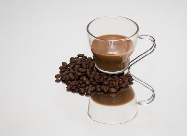 Kahve ve kahve çekirdekleri bir ayna üzerinde