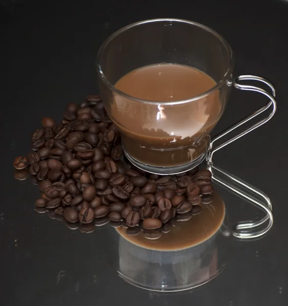 커피 한잔과 거울에 커피 콩 — 스톡 사진