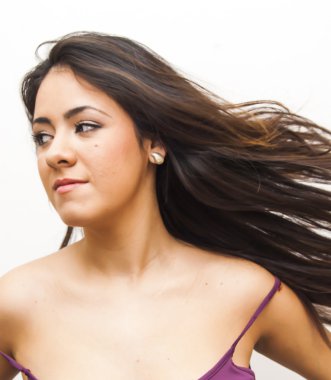 güzel bir kadın saçını sallama 