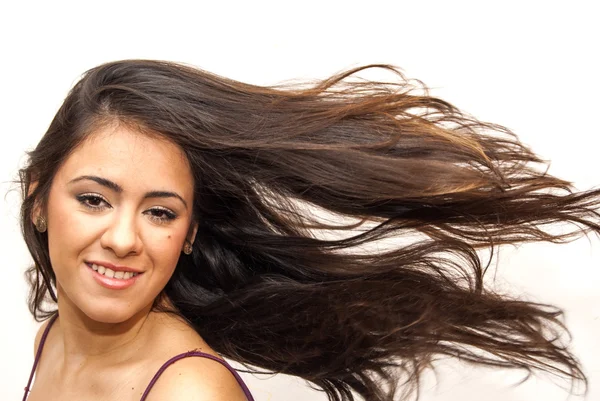 Mulher bonita tremendo seu cabelo — Fotografia de Stock