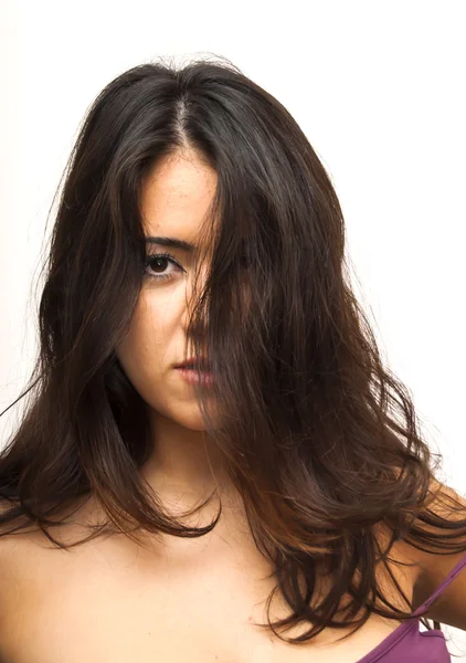 Mujer hermosa con parte del pelo cayendo sobre su cara —  Fotos de Stock