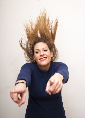 güzel bir kadın saçını sallama 