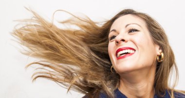 güzel bir kadın saçını sallama 